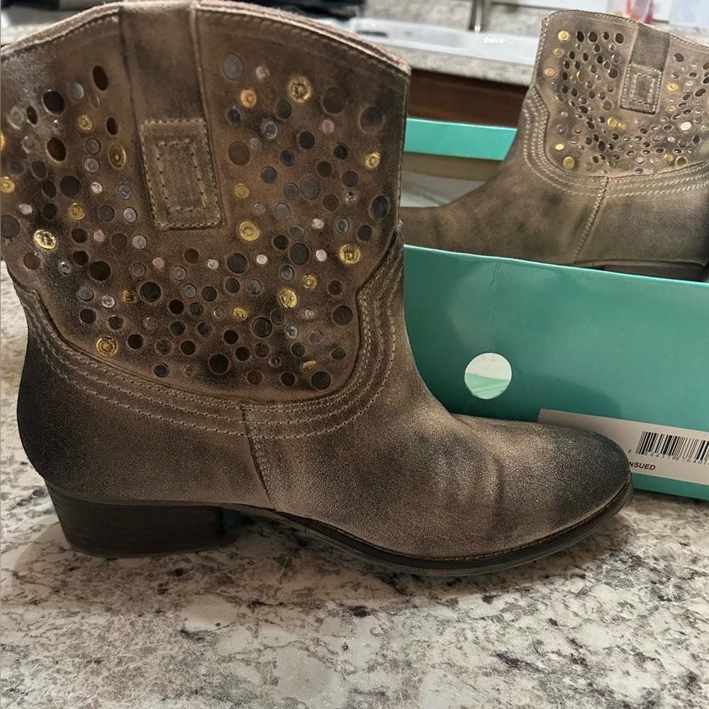 DIBA TRUE - New Studded Brown Heeled Boots Sz 7.5